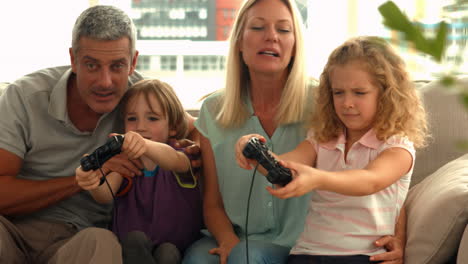 familia feliz jugando videojuegos