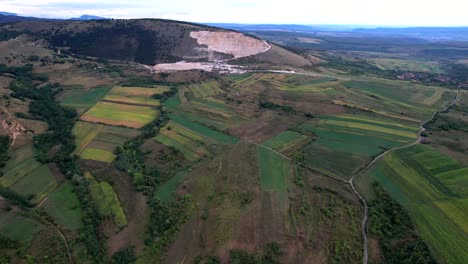 vista aérea de una mina de cobre a cielo abierto