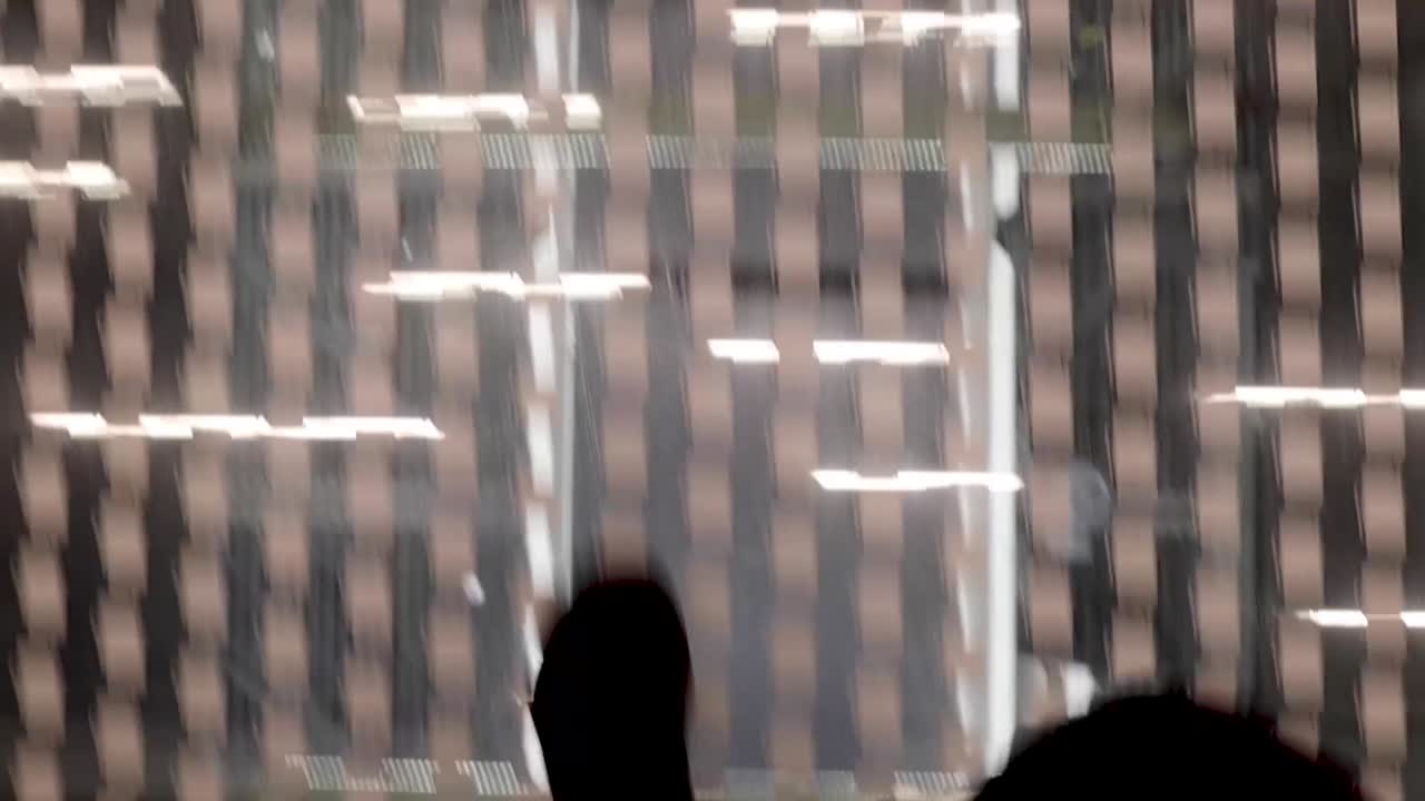 조명이 뒤에 있는 유리 바닥 위를 걷는 발