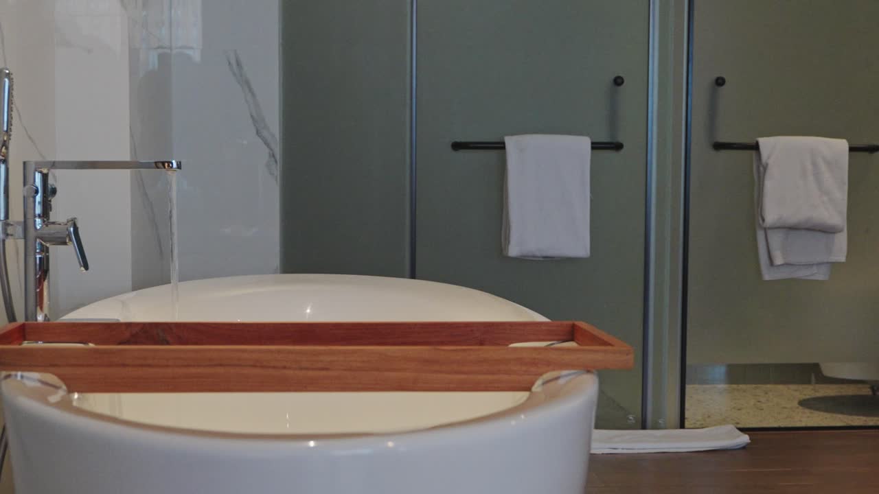 욕조 에서 휴식을 취 하기 위해 호텔 방 에 있는 진정적 인 환경