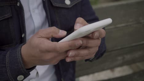 Ausgeschnittene-Aufnahme-Männlicher-Hände,-Die-Per-Smartphone-SMS-Schreiben