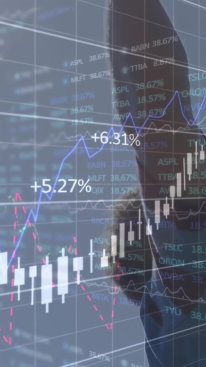Video verticale: Tre trader che osservano una sovrapposizione di candele, il grafico si inverte verso l'alto, celebrando i guadagni