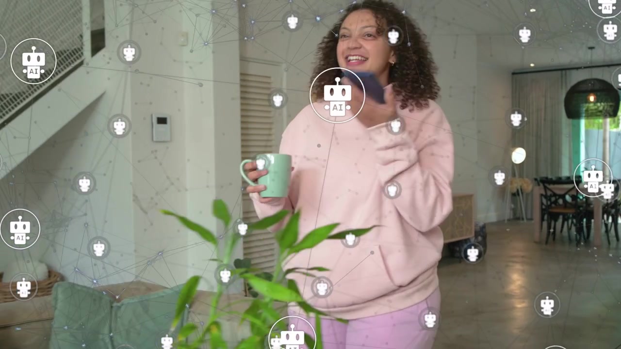 Donna adulta che sorseggia da una tazza e parla al telefono, controllando la tecnologia domestica mentre icone AI fluttuano.