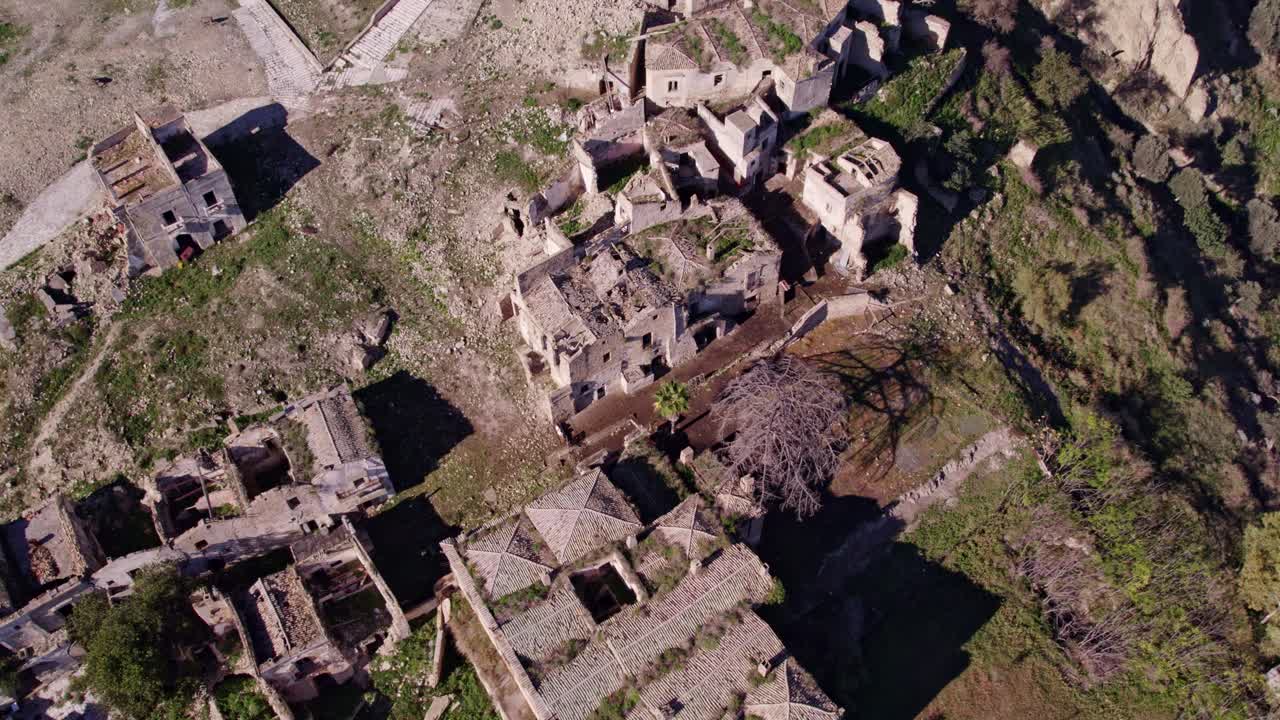 Ville en ruine au sommet d'une colline, figée dans le temps