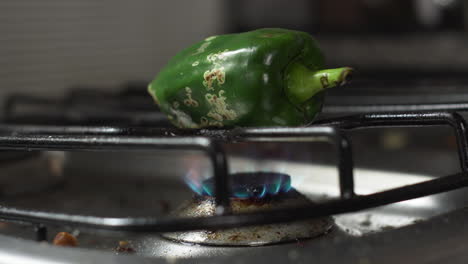 Braten-Von-Grüner-Paprika-Auf-Gasherd-Mit-Niedrigem-Feuer