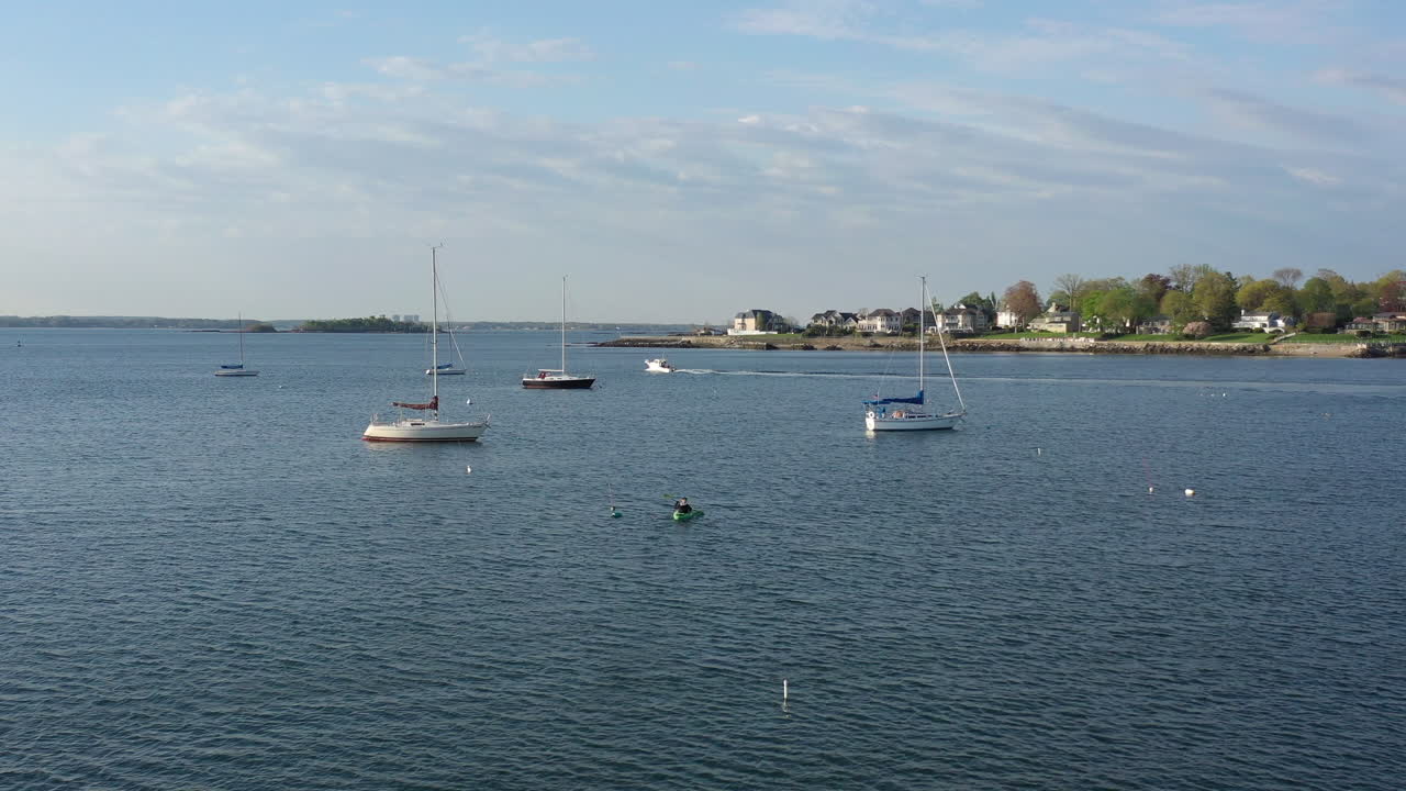 물 속에 몇 척의 범선과 함께 침착한 저고도 드론