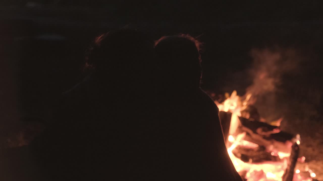 밤 에 캠프 불  에 있는 부부