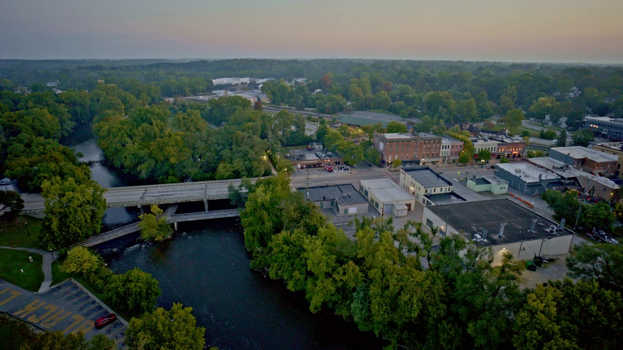 Un drone riprende immagini sorvolando il fiume Huron durante l'estate, dirigendosi verso Ypsilanti, Michigan