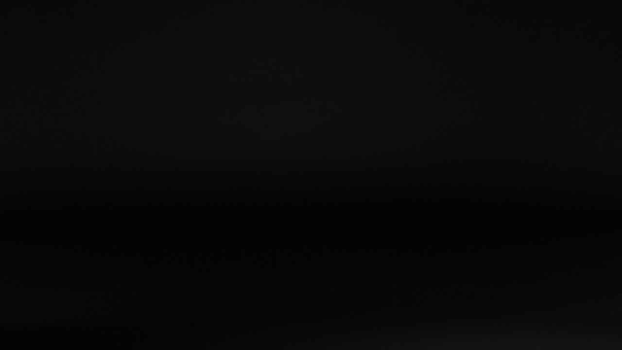 una pelota de tenis de mesa se mueve a través de una superficie