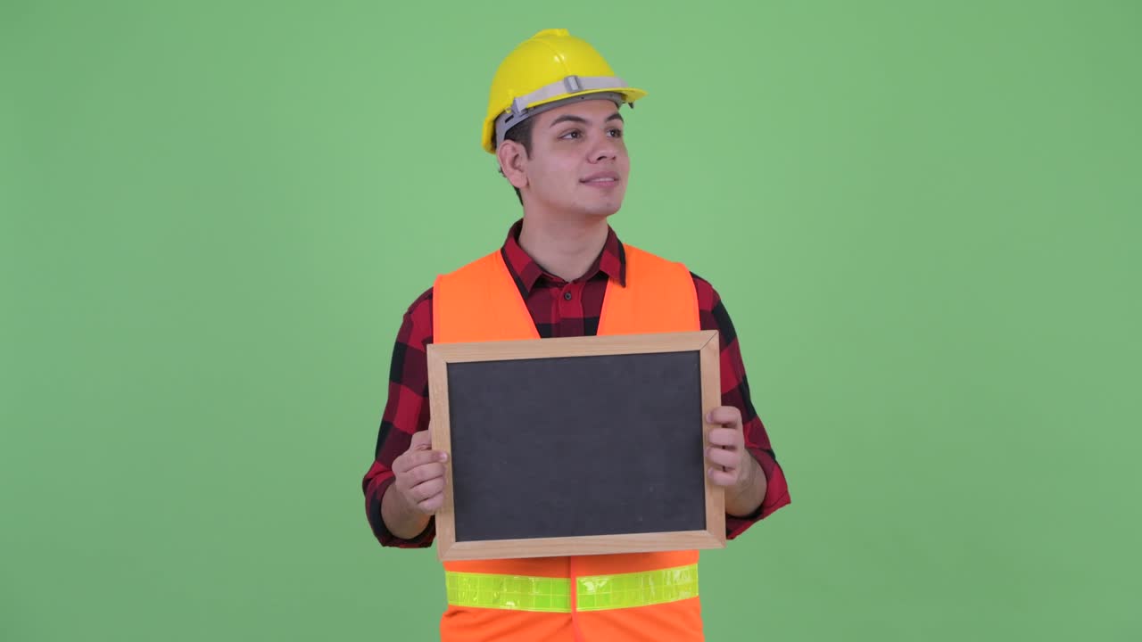 젊은 잘생긴 다민족 남성 건설 노동자