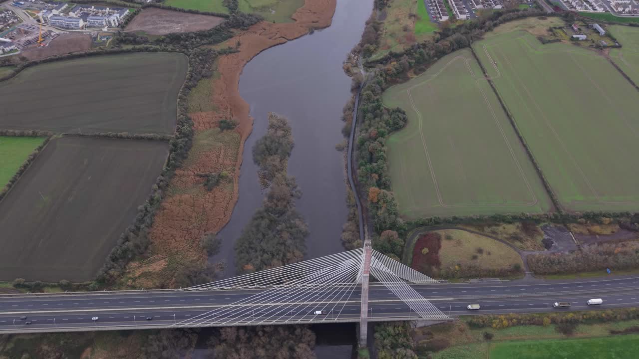 보인 강을 가로지르는 메리 맥칼리스 보인 리 다리의 광각 공중 사진