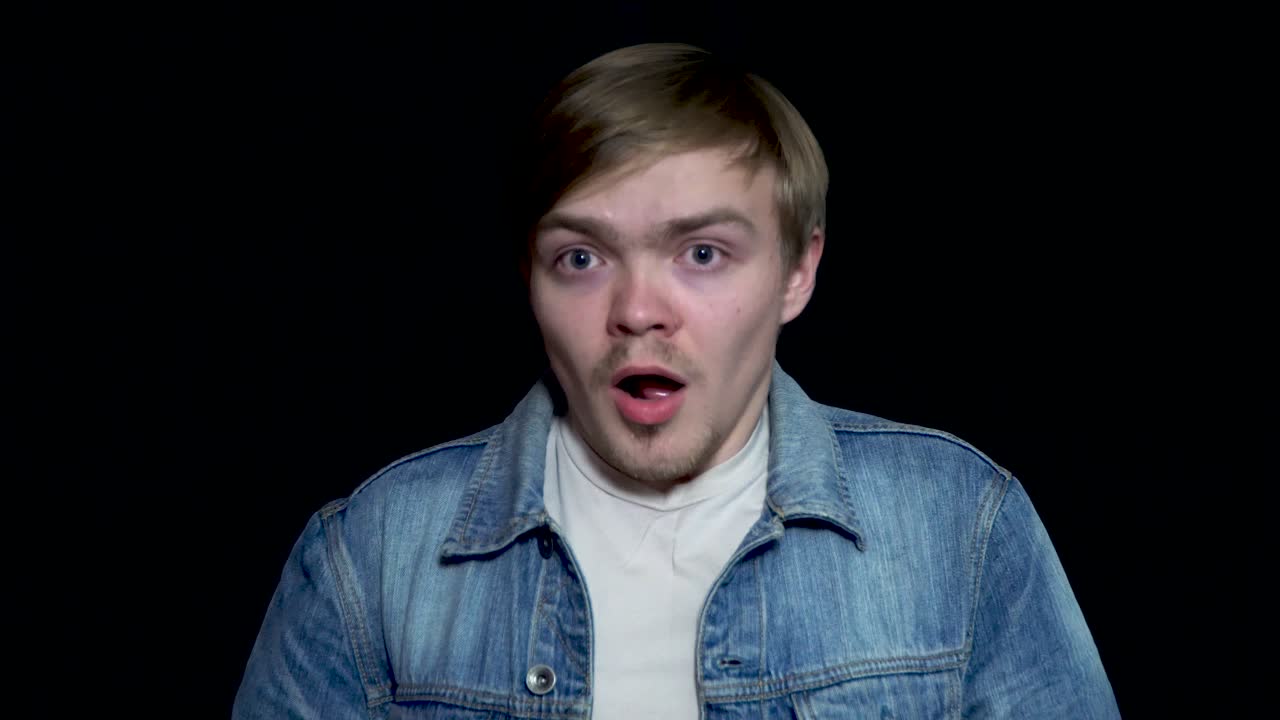 hombre con una expresión de sorpresa
