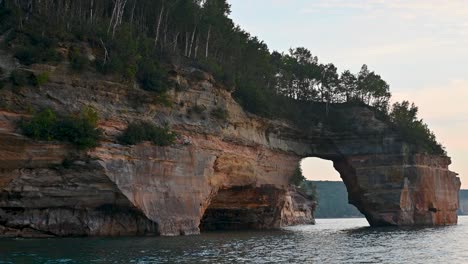 Vista-Del-Arco-Del-Salto-Del-Amante-En-La-Orilla-Del-Lago-Nacional-Pictured-Rocks,-Michigan