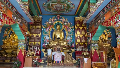 estatua de buda dentro del monasterio de buddhasikkhalay en bodhgaya en bihar, noreste de la india