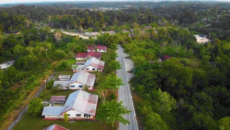 Asombrosas-Imágenes-Cinematográficas-De-Drones-Residenciales-Al-Atardecer-De-4k-Después-De-Que-El-Problema-De-La-Deforestación-Consiste-En-Casas,-Carreteras,-árboles,-Lago-E-Infraestructura-En-Medio-Del-Bosque-Tropical-Ubicado-En-Riau,-Indonesia