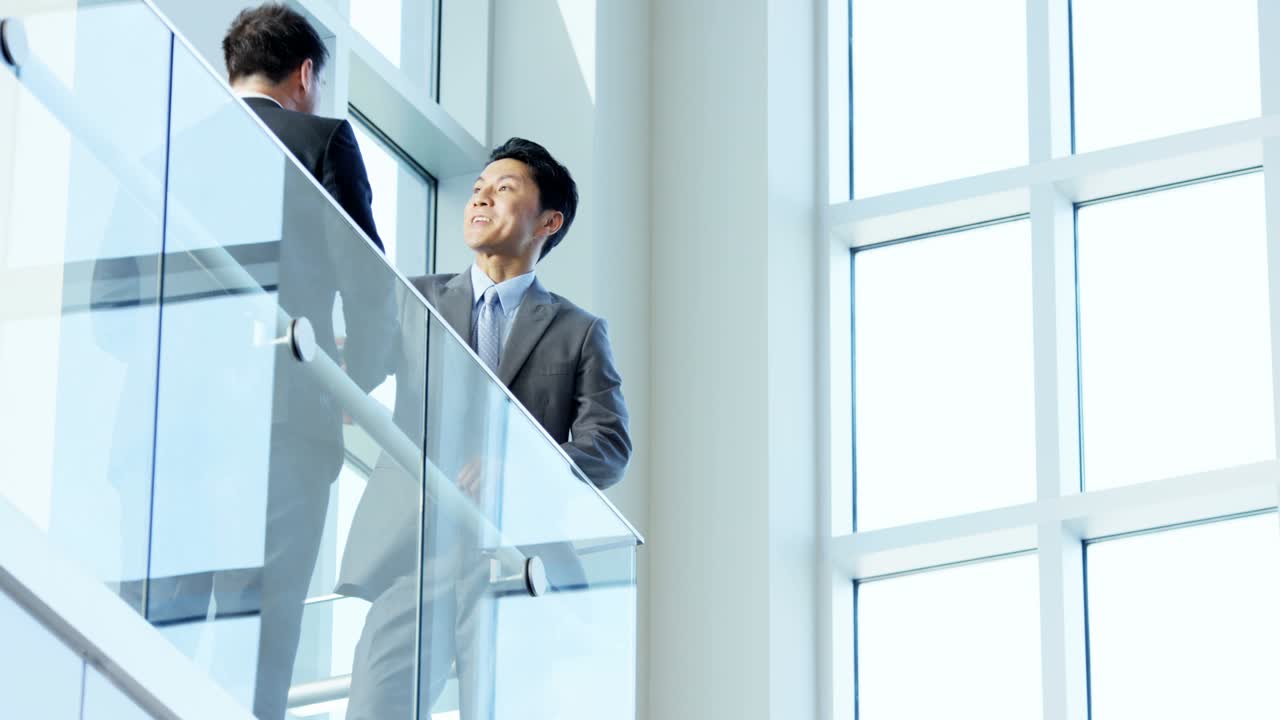 남자 여자 손잡이 다민족 부동산 팀