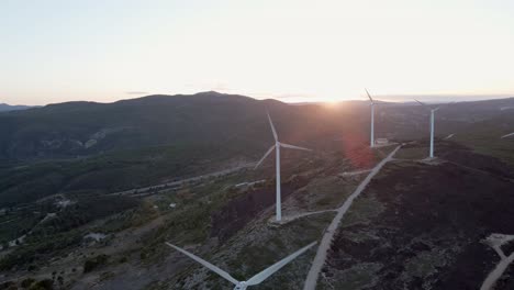 turbinas eólicas que producen energía eléctrica renovable en valencia, españa, vista aérea