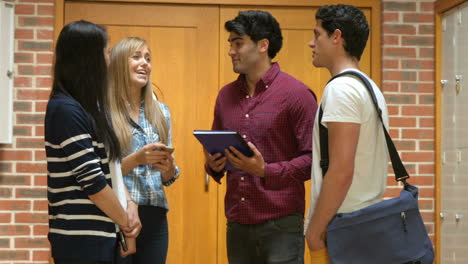 estudiantes sonrientes discutiendo en el pasillo