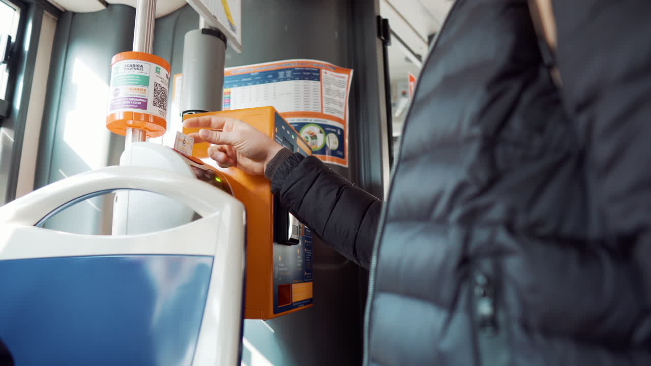 pasajero del autobús que paga el pasaje