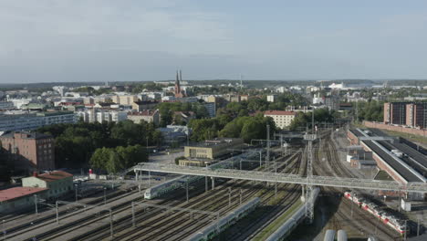 tiro de drone de cruce de ferrocarril cerca de depósito de tren vacío