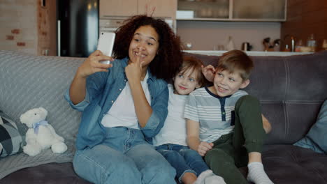 familia feliz tomando una selfie