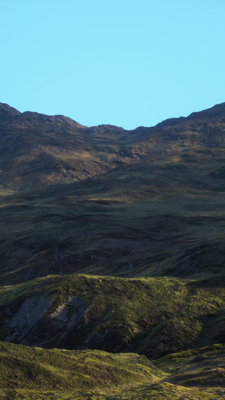 montañas verdes bajo un cielo azul claro