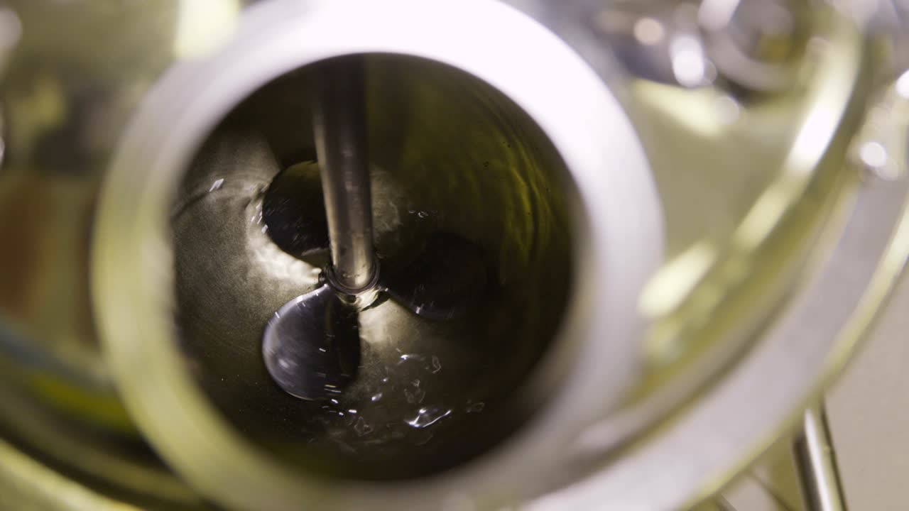 시험 장치의 회전 부분은 실험실에서 은 액체를 혼합합니다.