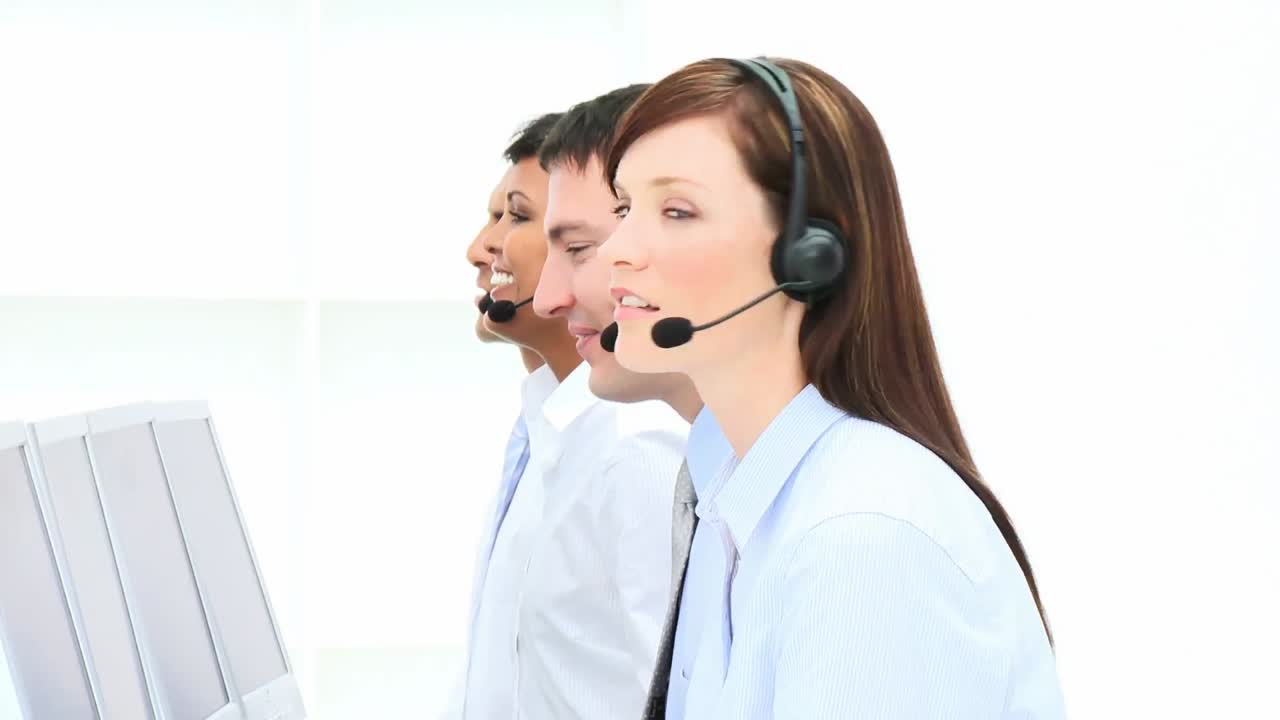 콜 센터 에서 일 하는 미소 짓는 사업가