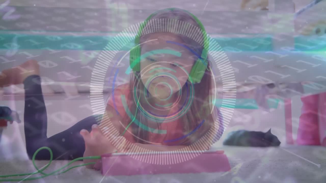 animación de codificación binaria sobre una chica que usa una tableta