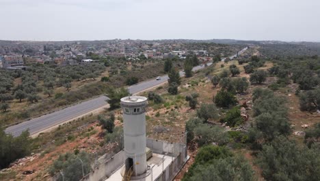 Vista-Aérea-De-Los-Autos-Que-Cruzan-La-Autopista-En-Jerusalén-Con-Vista-A-La-Ciudad-Como-Telón-De-Fondo,-Israel