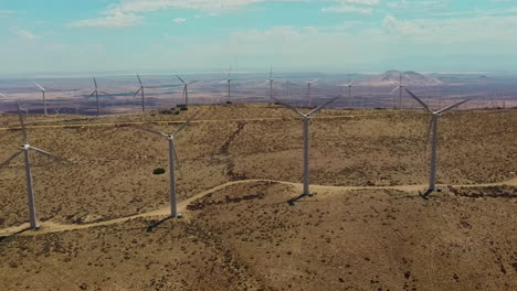 Parque-Eólico-En-La-Cima-De-La-Colina-Genera-Energía-Limpia