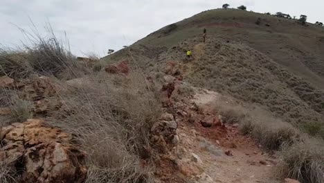 Trekking-Auf-Der-Insel-Gili-Lawa-Laut-Im-Komodo-Nationalpark,-Flores,-Indonesien