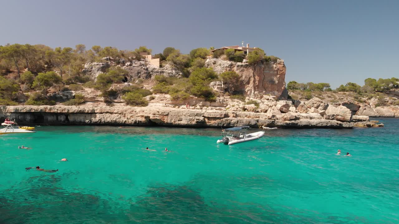 Espanha, Maiorca, Cala Llombards e Cala Santanyi em 4K 24fps com filtros ND, voando com um DJI Mavic Air, com belas vistas das praias, rochas, barcos e água azul.