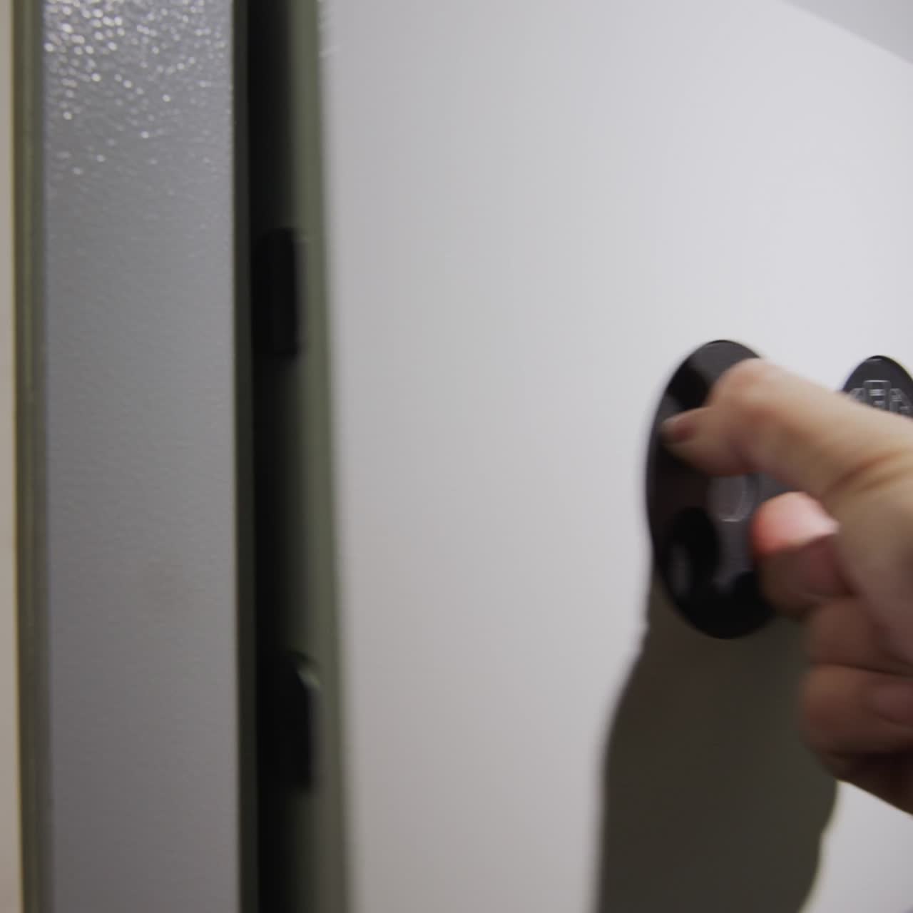 un hombre pone un arma en una caja fuerte