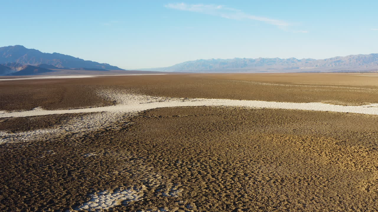 미국 캘리포니아 데스 밸리에 위치한 악마의 중간 분지인 이주민 협곡의 공중 경치 풍경, 오염되지 않은 자연 지역 드론은 미지의 대지의 형태 패턴을 드러낸다