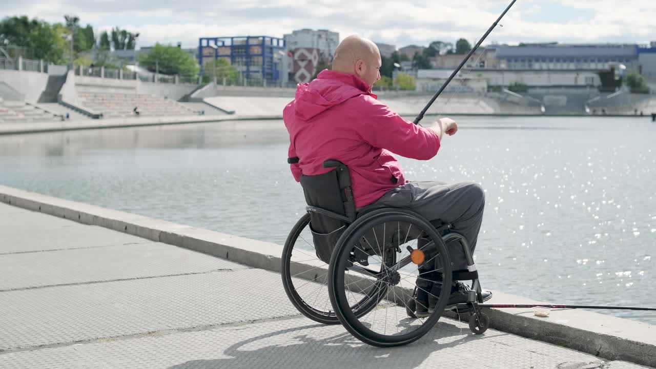 persona con discapacidad física que utiliza silla de ruedas para pescar en el muelle de pesca