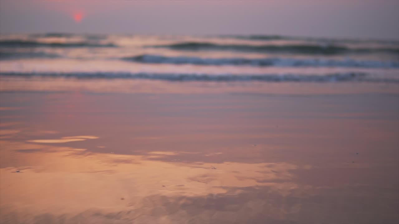 모래 해안의 바다 파도, 일몰 및 해변에서의 반사, 정적