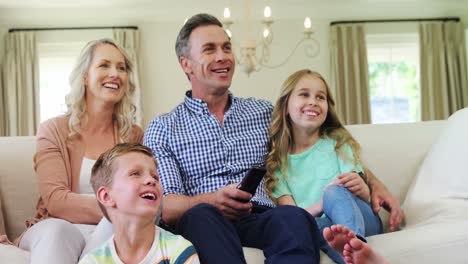 Familia-Feliz-Viendo-Televisión-Juntos-En-La-Sala-De-Estar