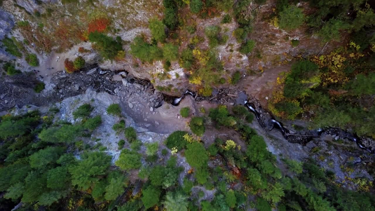 vista aérea de las aves de la cascada donut cae durante un hermoso día de otoño con hojas cambiantes