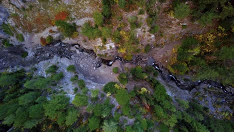 Vista-Aérea-De-Las-Aves-De-La-Cascada-Donut-Cae-Durante-Un-Hermoso-Día-De-Otoño-Con-Hojas-Cambiantes