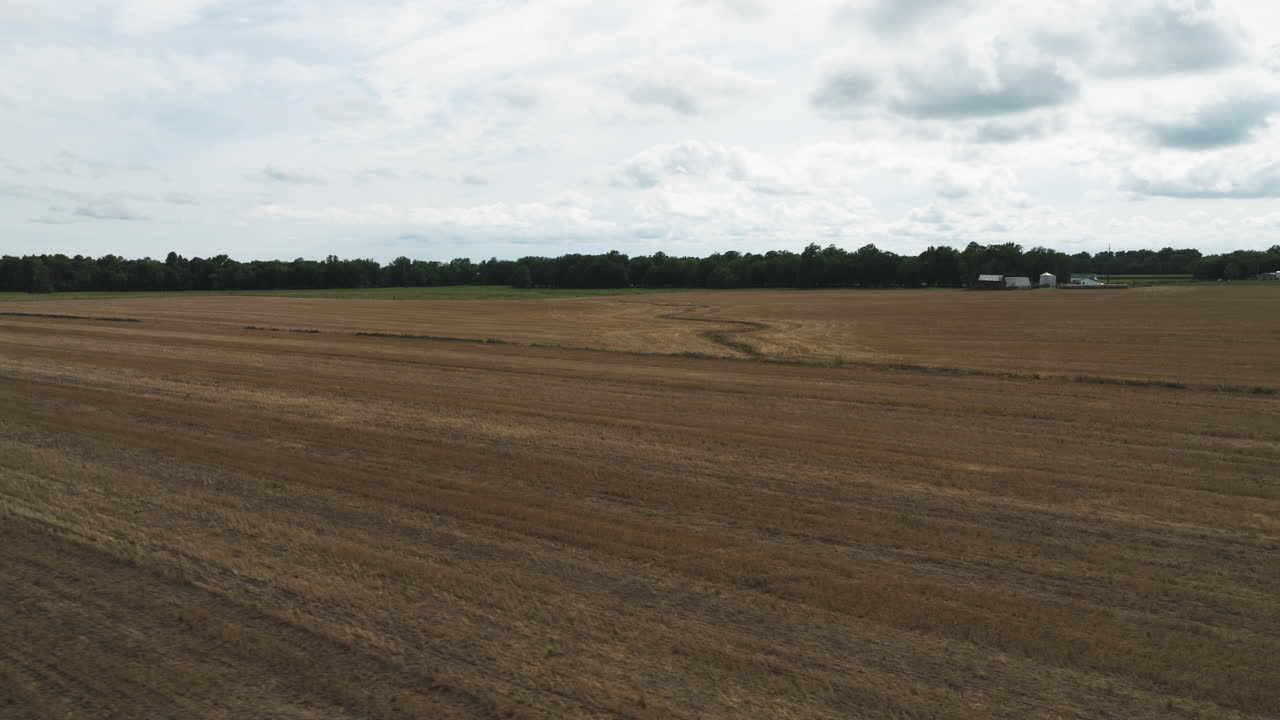 Weite Agrarlandschaft mit Feldern während der Erntezeit nahe Lamar, Missouri, Vereinigte Staaten.