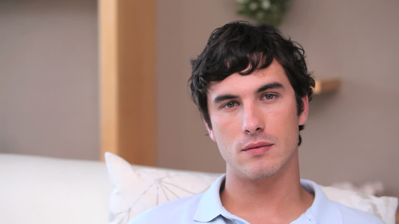 평화로운 사람이 머리를 움직인다.