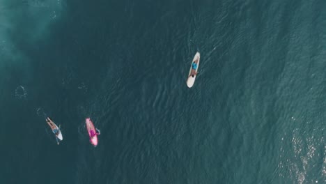 vista aérea de arriba hacia abajo de un dron de un surfista solitario en sunzal el tunco el salvador