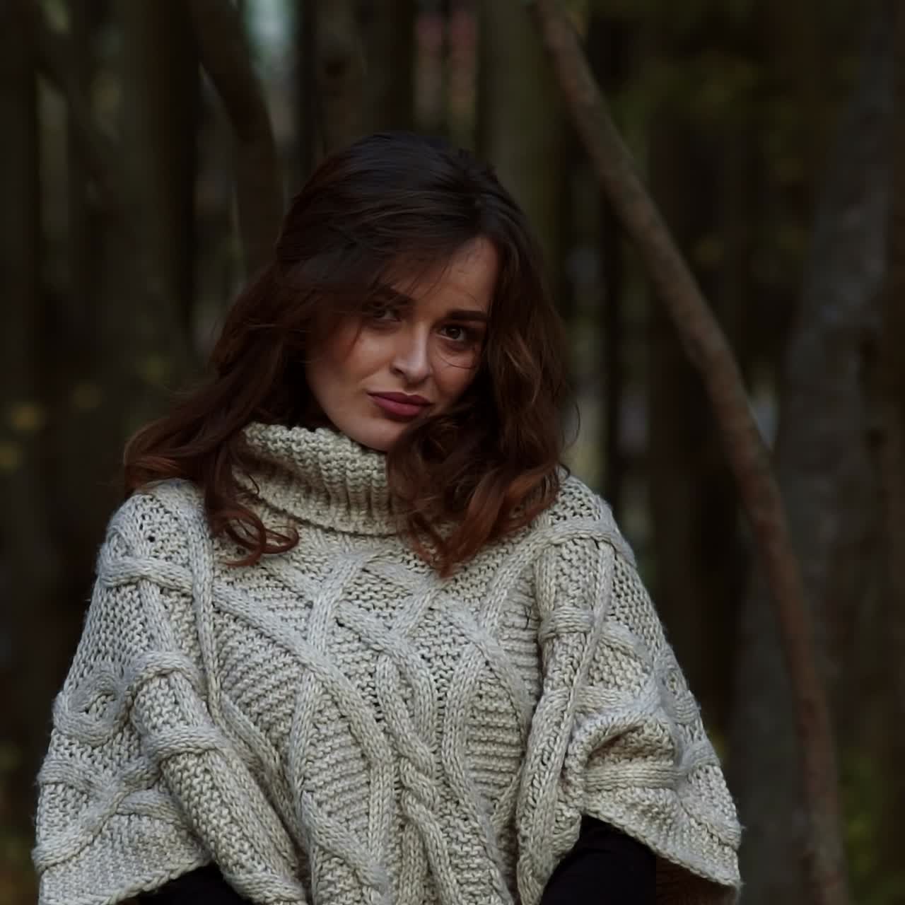 Mujer en el parque de otoño