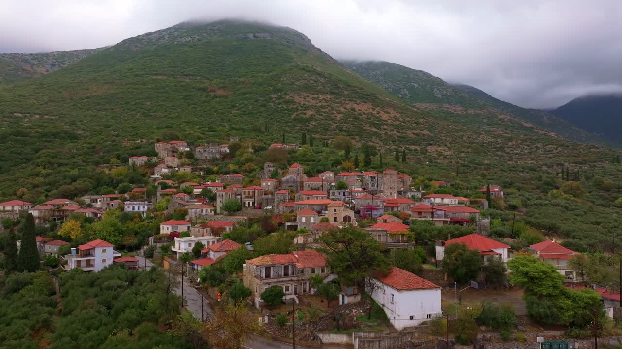 Vue aérienne de Lagkada paisible, entourée de collines et de nature, Grèce