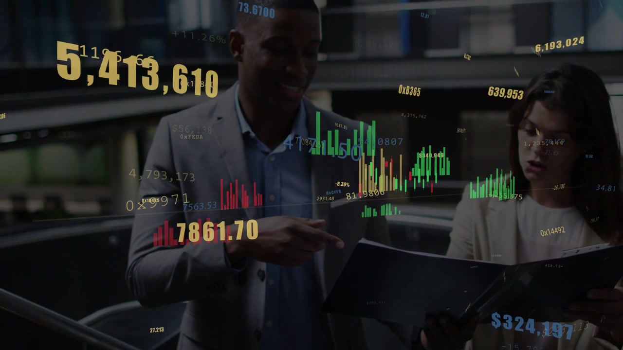 Kollegor går på balkong, man trycker på surfplatta, animerar flytande finansdiagram, granskar data.
