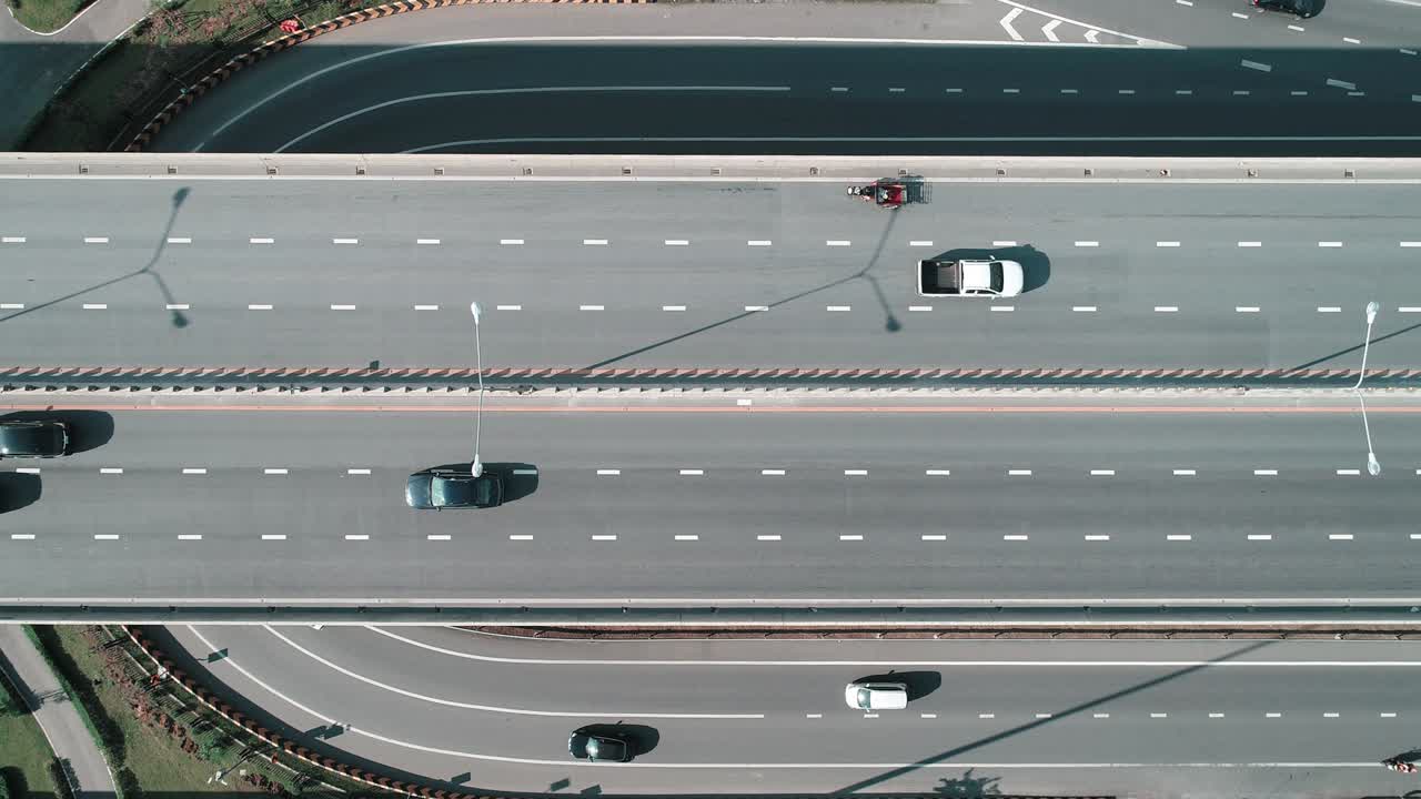 운송을 위한 고속도로 도로에 있는 공중 뷰 자동차.