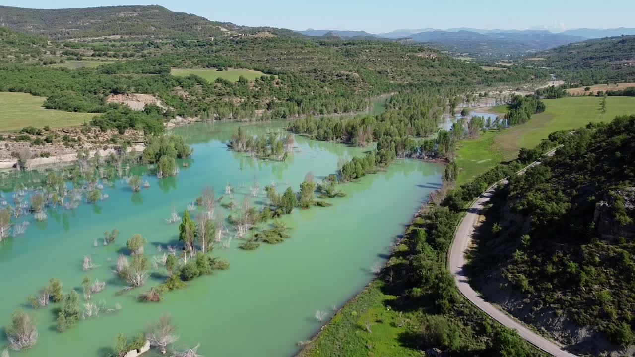 cañón congost de mont rebei en ager, cataluña y aragón, españa - vista aérea de drones del río azul esmeralda noguera ribagorzana con árboles bajo el agua y valle verde