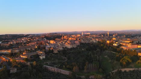 Vista-Aérea-Panorámica-De-La-Ciudad-De-Siena-Desde-La-Región-De-Toscana.