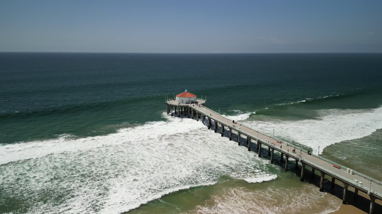 Video drone del molo di Manhattan Beach a Los Angeles, California, in una giornata di sole splendente